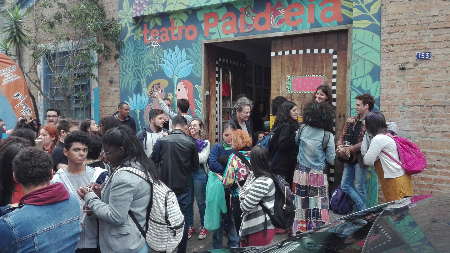 Teatro Paidéia mit Jugendlichen Gästen